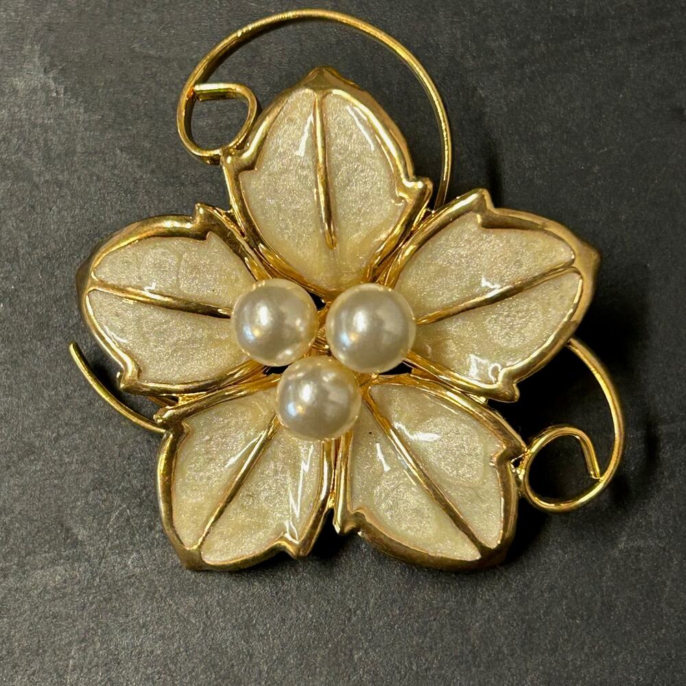 Vintage Floral Brooch Faux Pearl Center Enameled‎ Petals Gold Tone Wire Work